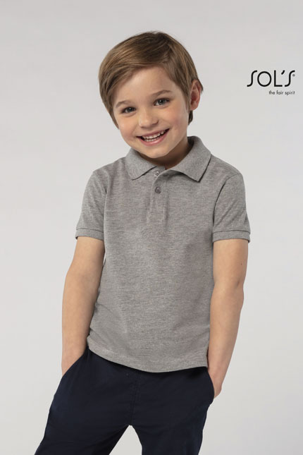 Perfect Kids - 02948POLO-SHIRTS / SOLSΠαιδικό πόλο πικέΣχέδιο και Χαρακτηριστικά: Κοντά μανίκια με πλαϊνές ραφές και πατιλέτα με 2 κουμπιά στον ίδιο τόνο, προσφέρουν μια κομψή εμφάνιση. Το ελαστικό ριπ στο γιακά και τα μανίκια διασφαλίζει άψογη εφαρμογή, ενώ η φακαρόλα στο λαιμό προσθέτει στυλ. Διατίθεται σε ποικιλία χρωμάτων, όπως light blue, navy, και white.Εφαρμογή ως Επαγγελματική Ένδυση: Ιδανικό για σχολικές εκδηλώσεις, αθλητικές δραστηριότητες ή ακόμα και για casual επαγγελματικά περιβάλλοντα, το παιδικό πόλο πικέ προσφέρει στυλ και άνεση σε κάθε μικρό εξερευνητή.Υλικό και Άνεση: Φτιαγμένο από πικέ 180g/m², 100% βαμβάκι Ringspun πενιέ για απαλή αίσθηση, ή 85% βαμβάκι/15% βισκόζη για το grey melange, διασφαλίζει τη μέγιστη άνεση και ανθεκτικότητα στην καθημερινή χρήση.Δυνατότητα Προσαρμογής: Διαθέτει δυνατότητα εκτύπωσης λογοτύπου ή μηνύματος του πελάτη, καθιστώντας το ιδανικό για εταιρικές εκδηλώσεις ή σχολικά προγράμματα.